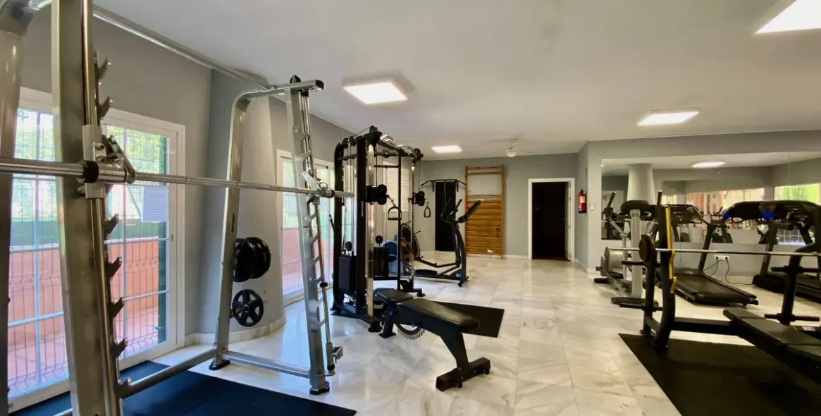 Venta de apartamento en planta media en Hacienda del Sol 27