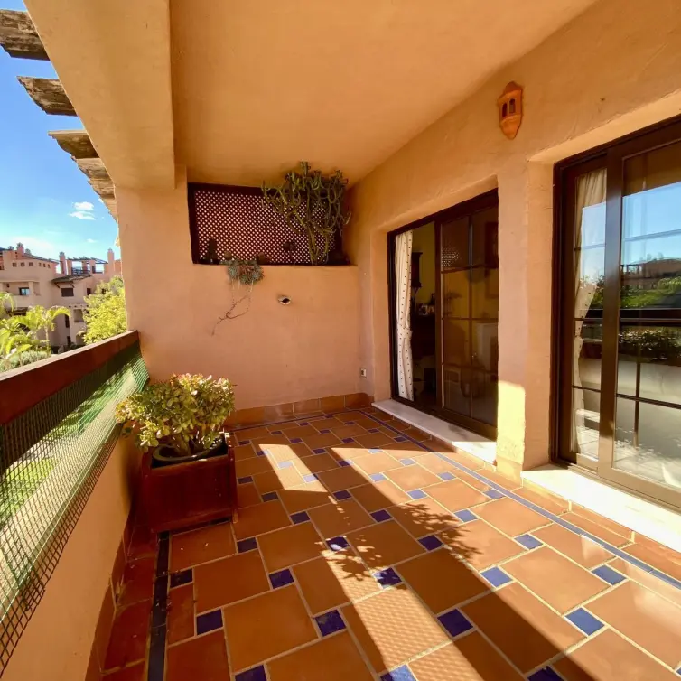 Sale of middle floor apartment in Hacienda del Sol
