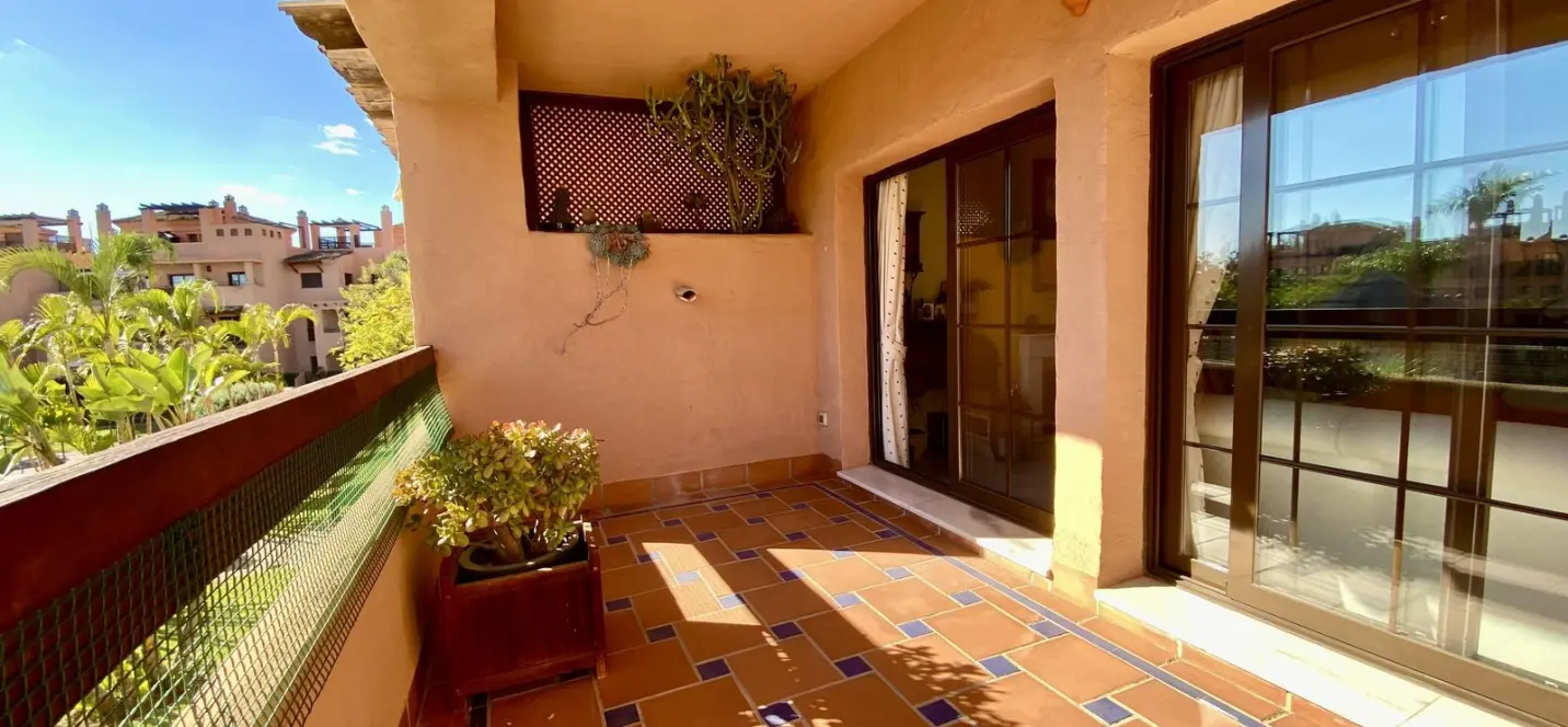 Sale of middle floor apartment in Hacienda del Sol 0