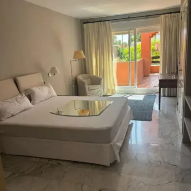 Sale of middle floor apartment in Marbella