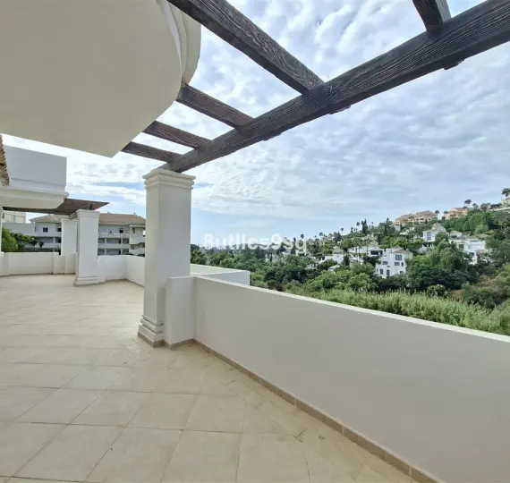 Sale of middle floor apartment in Aloha