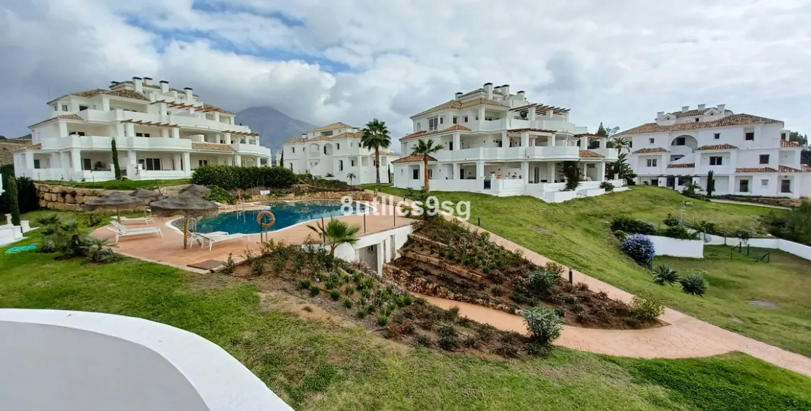 Sale of middle floor apartment in Aloha 2