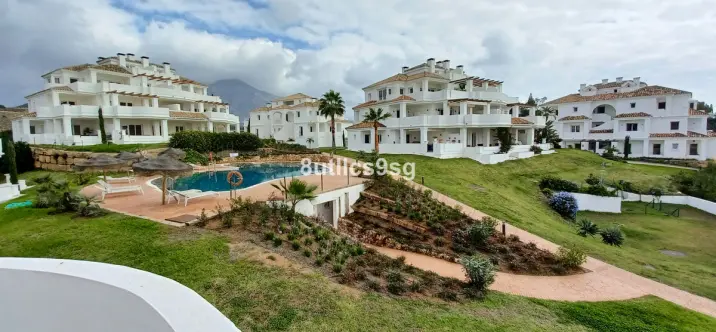 Sale of middle floor apartment in Aloha 1