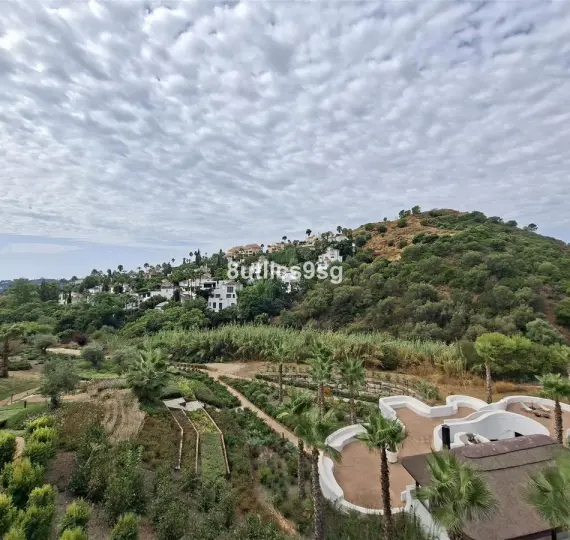 Sale of middle floor apartment in Aloha