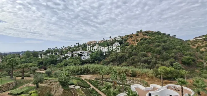 Sale of middle floor apartment in Aloha 2