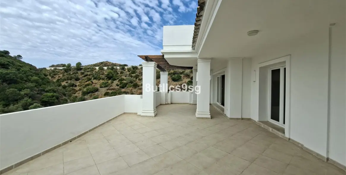 Sale of middle floor apartment in Aloha 4