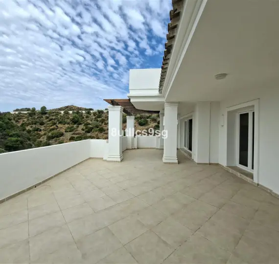 Sale of middle floor apartment in Aloha