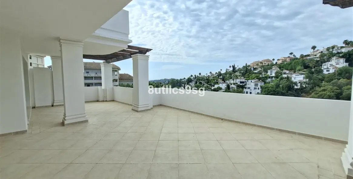 Sale of middle floor apartment in Aloha 5