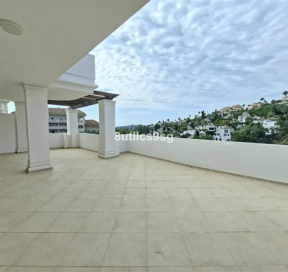 Sale of middle floor apartment in Aloha