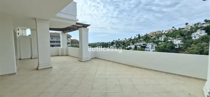 Sale of middle floor apartment in Aloha 4