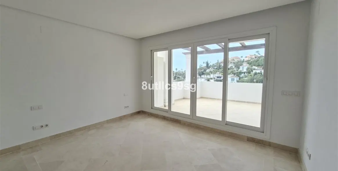 Sale of middle floor apartment in Aloha 8