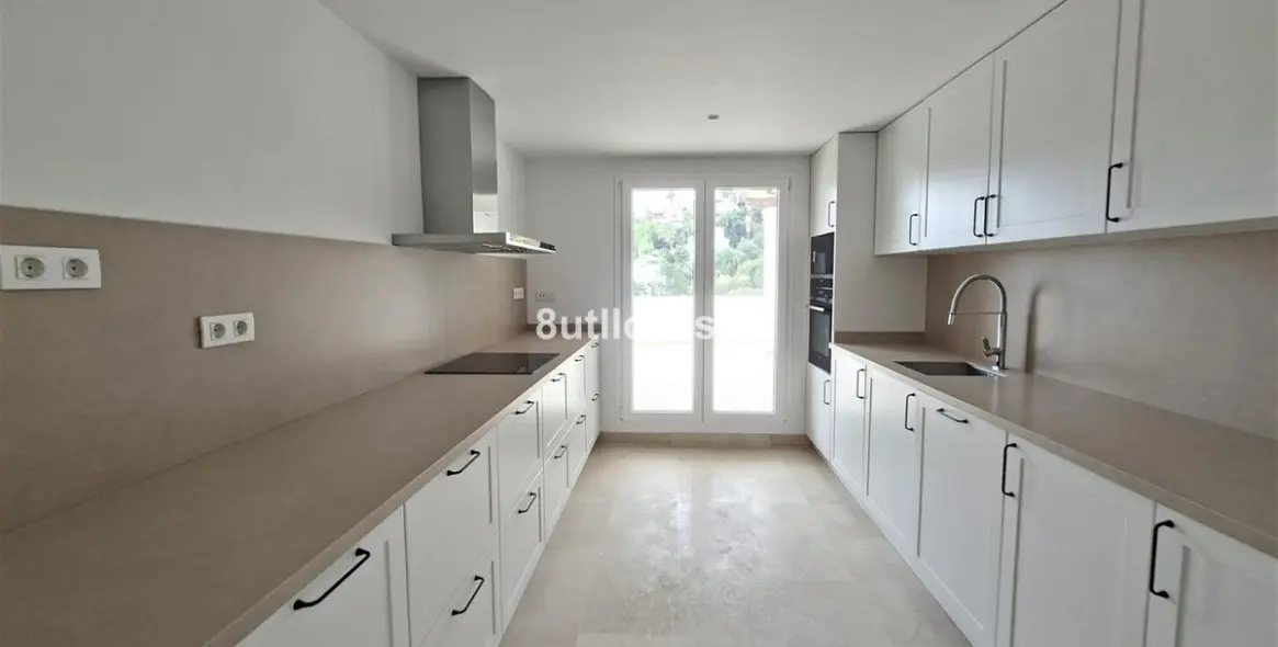 Sale of middle floor apartment in Aloha 11