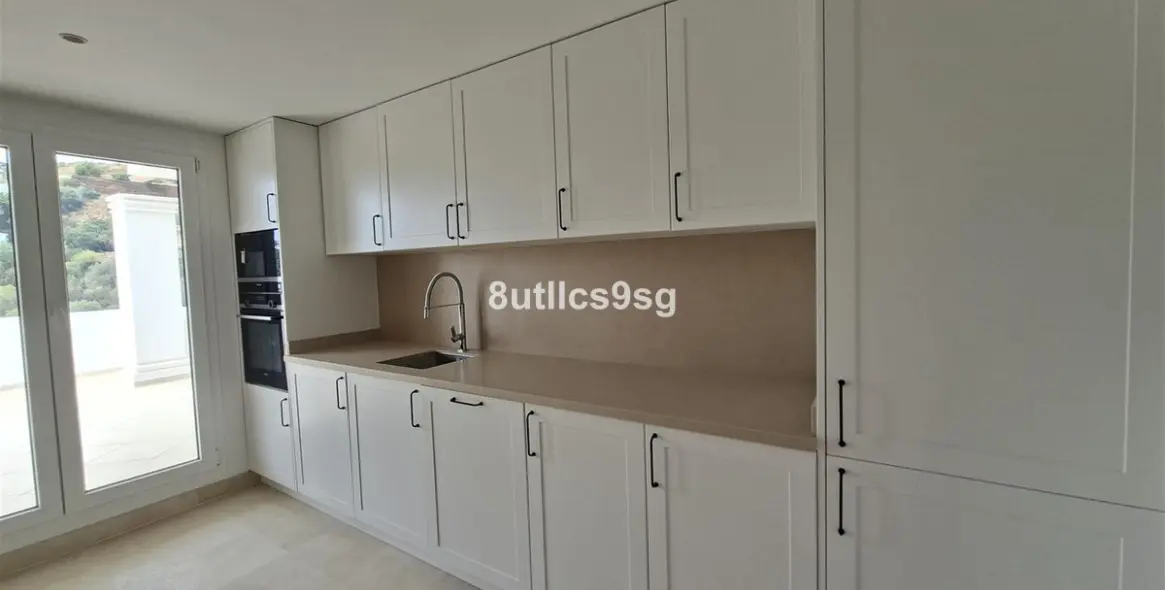 Sale of middle floor apartment in Aloha 13