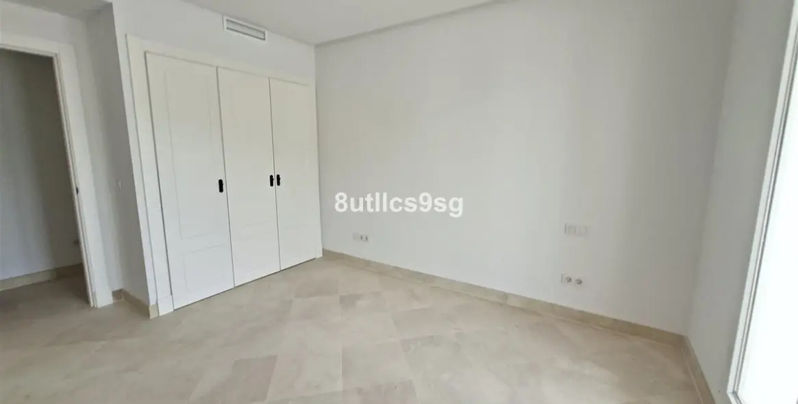 Sale of middle floor apartment in Aloha 15