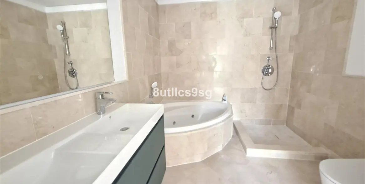 Sale of middle floor apartment in Aloha 17