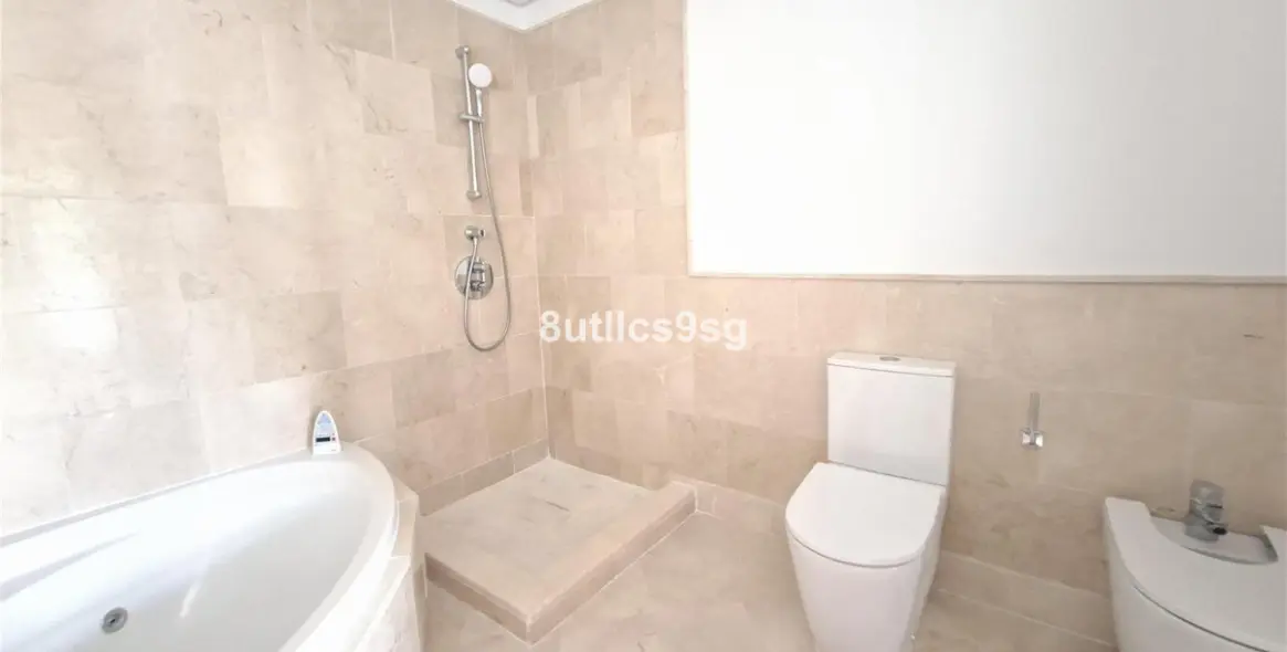 Sale of middle floor apartment in Aloha 18