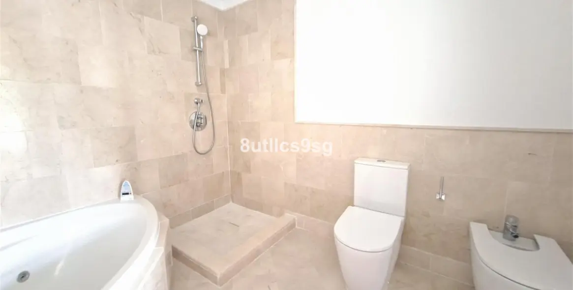 Sale of middle floor apartment in Aloha 19