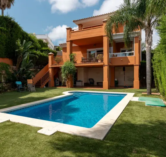 Sale of detached villa in Cerros del Aguila