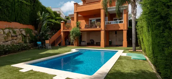 Sale of detached villa in Cerros del Aguila 0