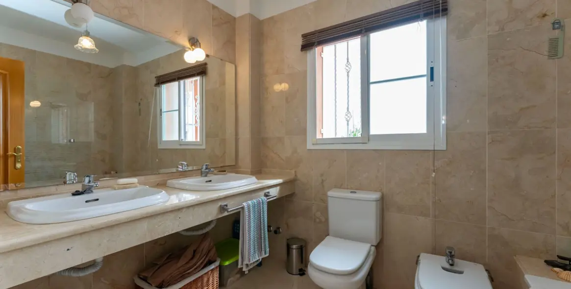 Продажа  отдельно стоящей виллы в Cerros del Aguila 38