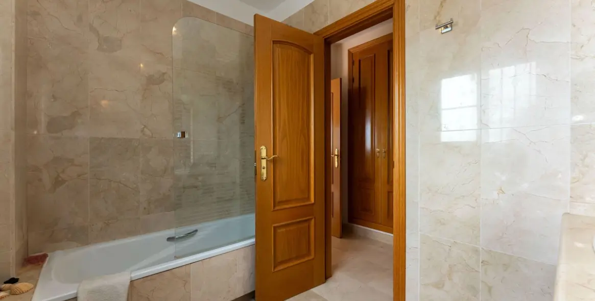 Продажа  отдельно стоящей виллы в Cerros del Aguila 39