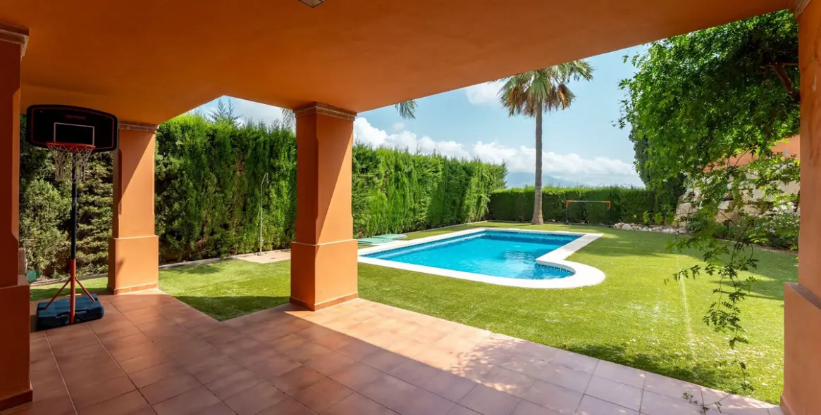 Продажа  отдельно стоящей виллы в Cerros del Aguila 46