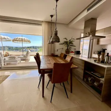 Продажа апартаментов на первом этаже в Benahavís