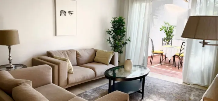 Venta de apartamento en planta media en Nueva Andalucía 3