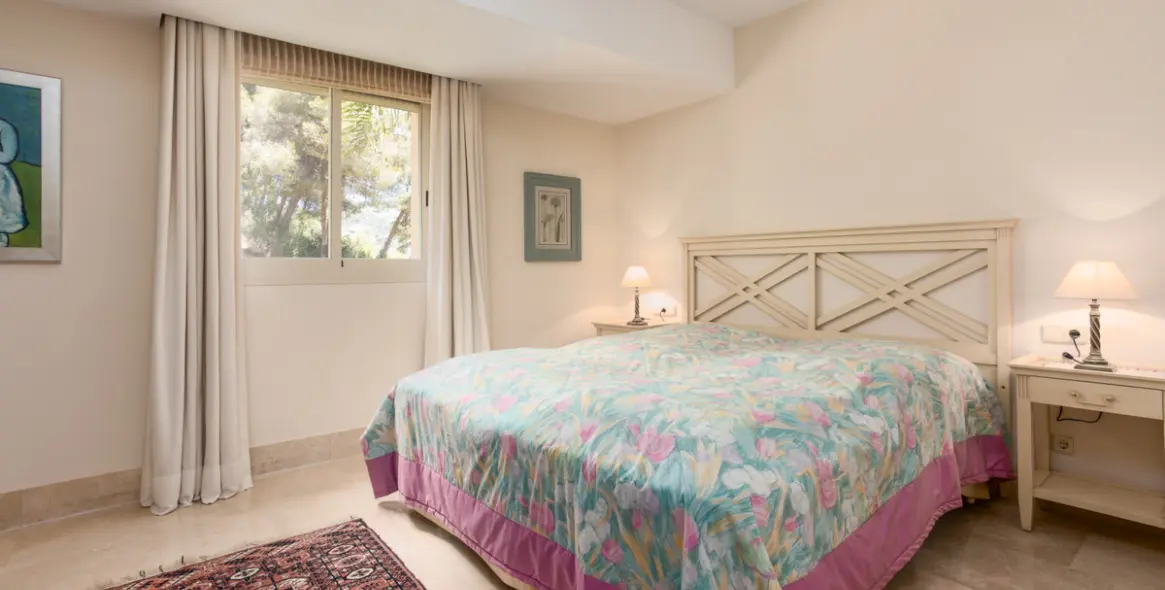 Sale of middle floor apartment in Río Real 21