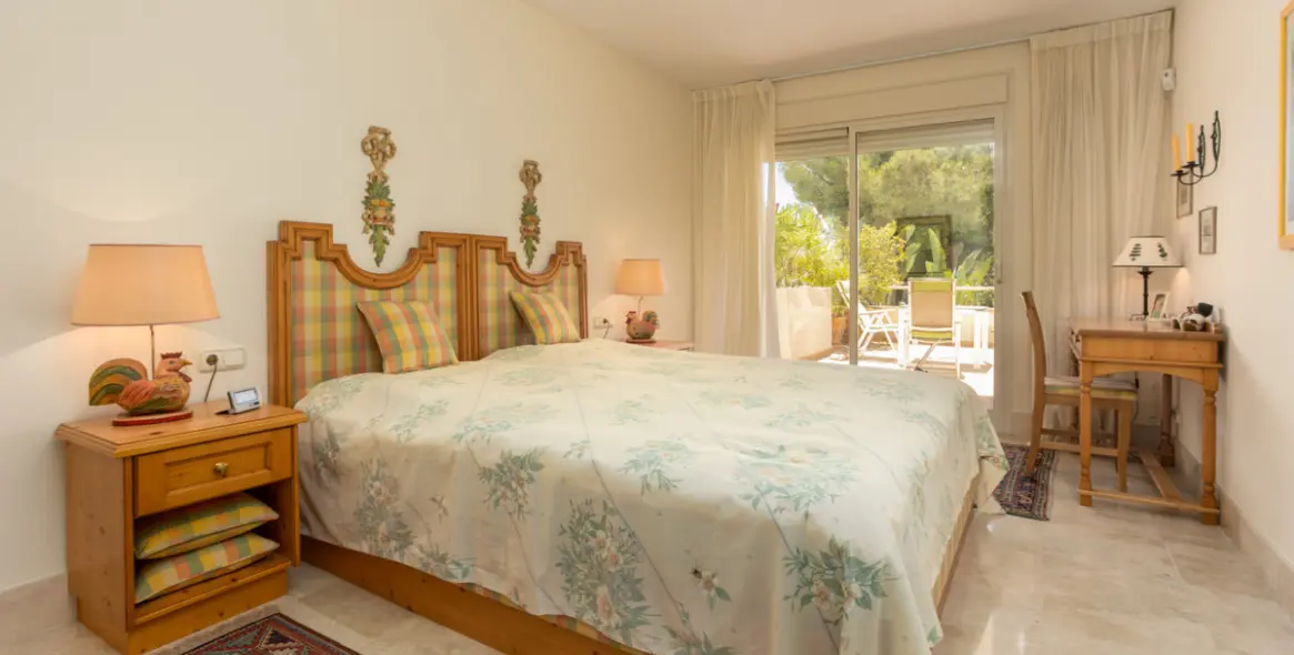 Sale of middle floor apartment in Río Real 23