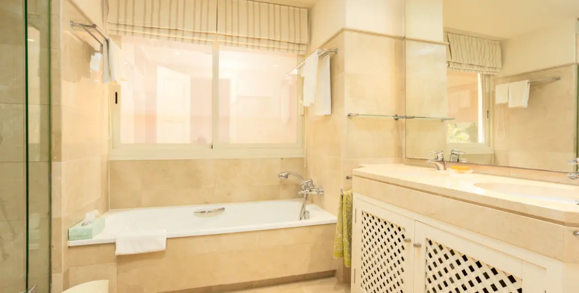 Sale of middle floor apartment in Río Real 24