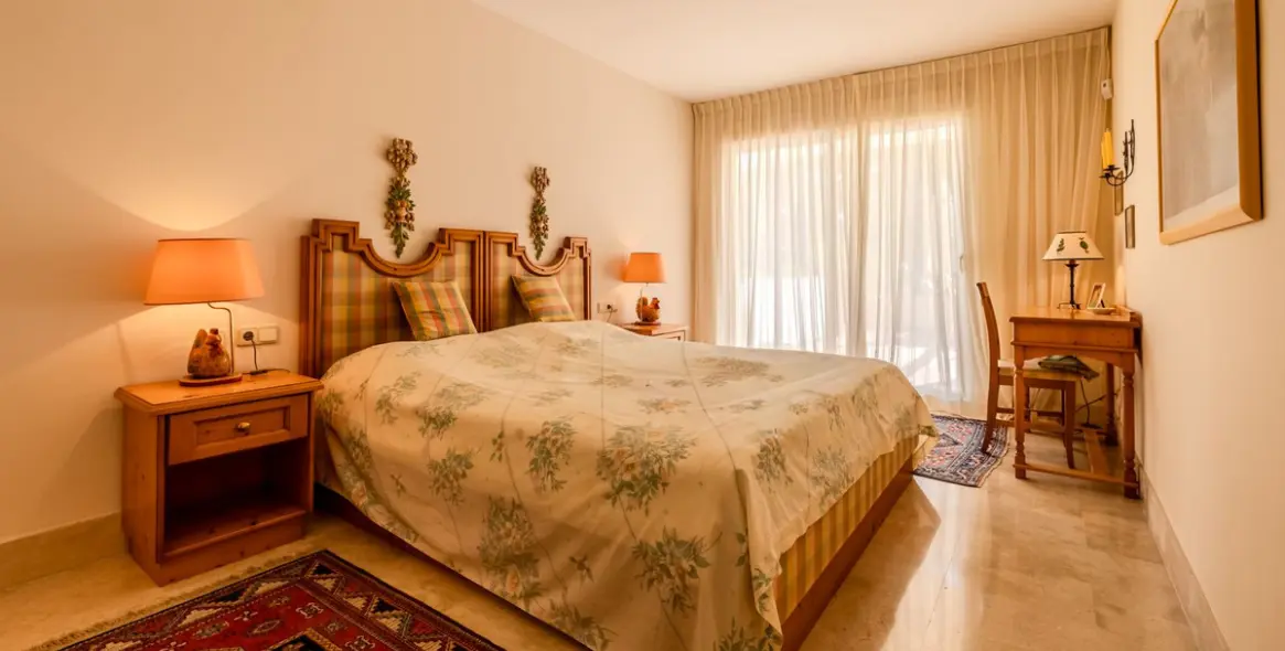 Sale of middle floor apartment in Río Real 27