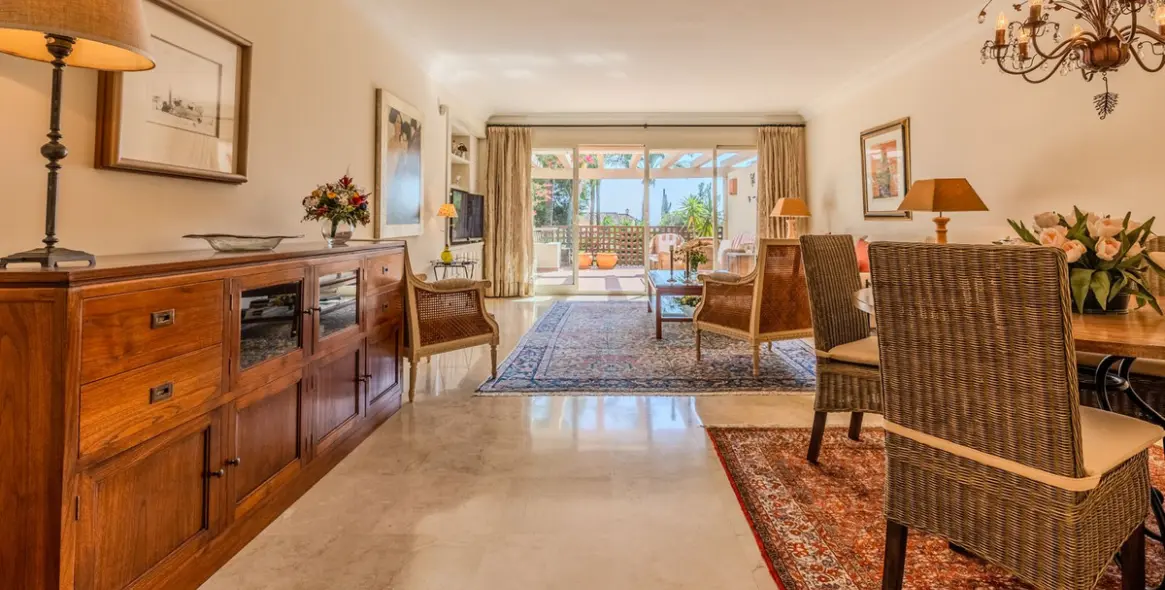 Sale of middle floor apartment in Río Real 31