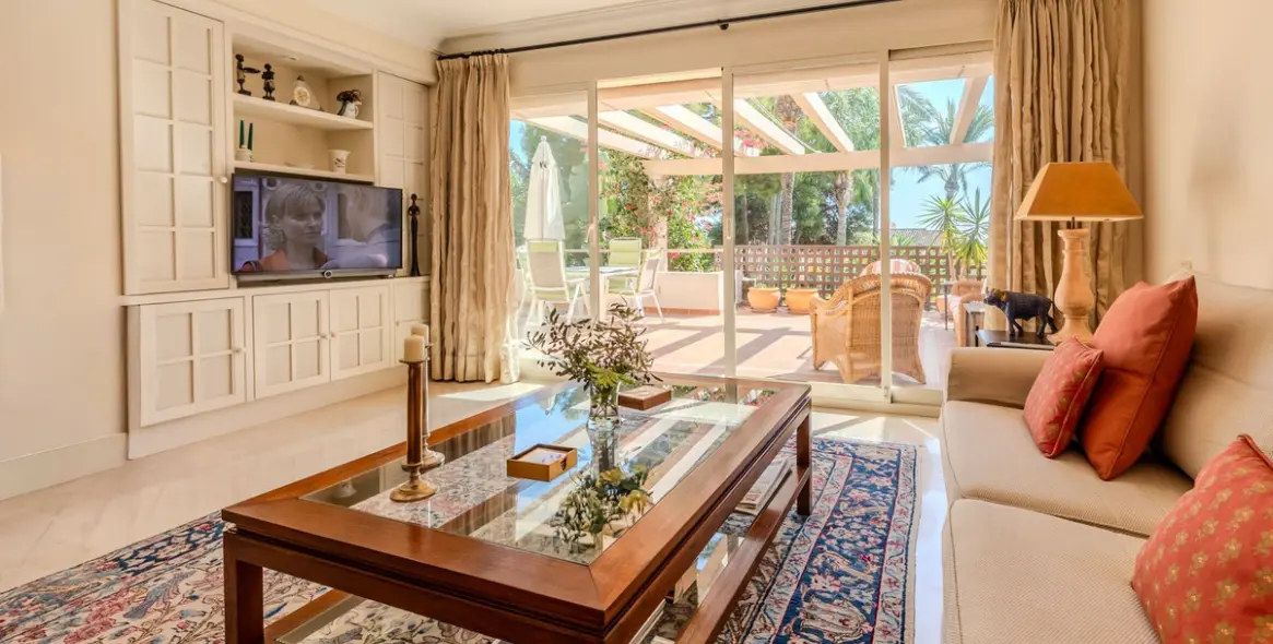 Sale of middle floor apartment in Río Real 33