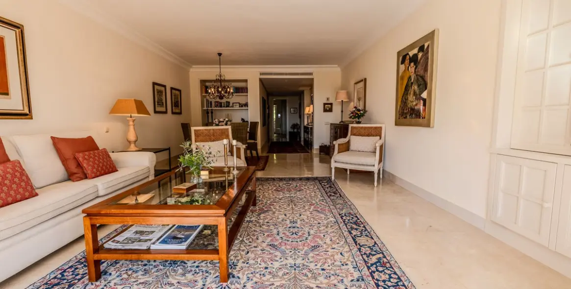 Sale of middle floor apartment in Río Real 34