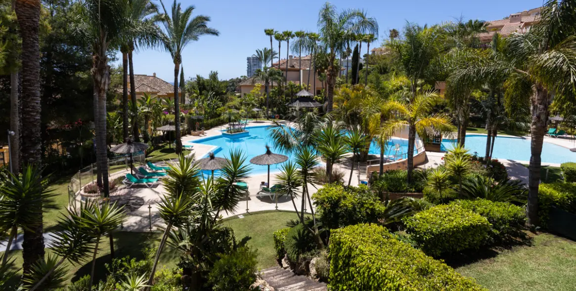 Sale of middle floor apartment in Río Real 35