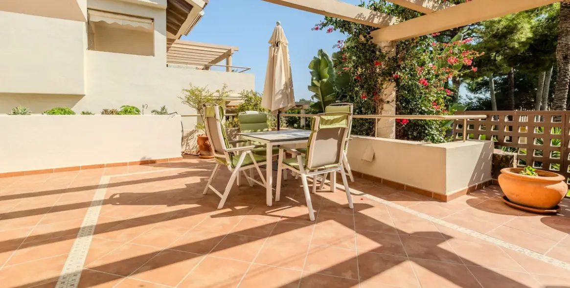 Sale of middle floor apartment in Río Real 36