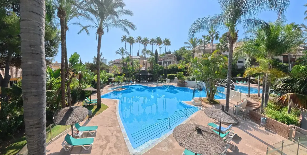 Sale of middle floor apartment in Río Real 37