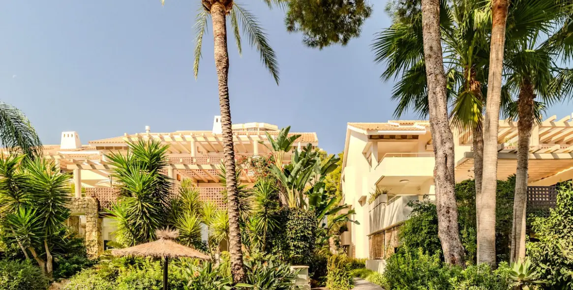 Sale of middle floor apartment in Río Real 38