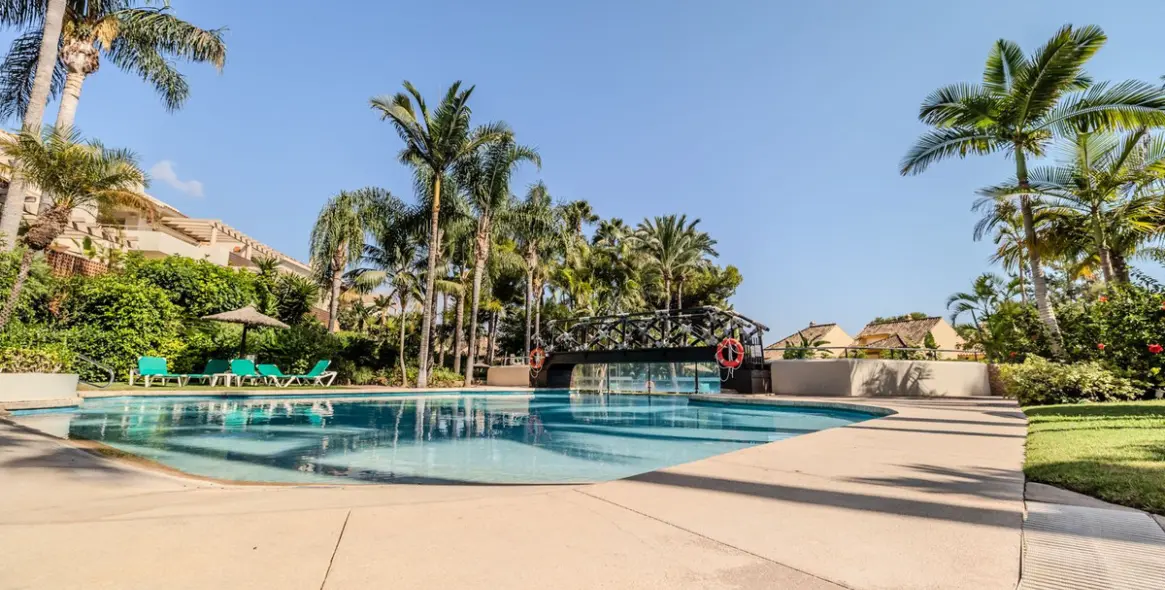 Sale of middle floor apartment in Río Real 40