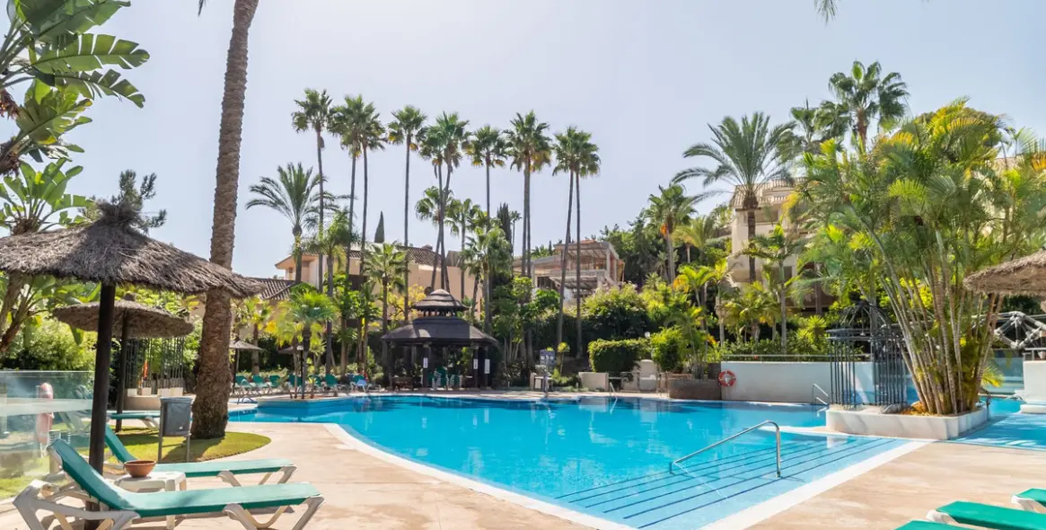 Sale of middle floor apartment in Río Real 41