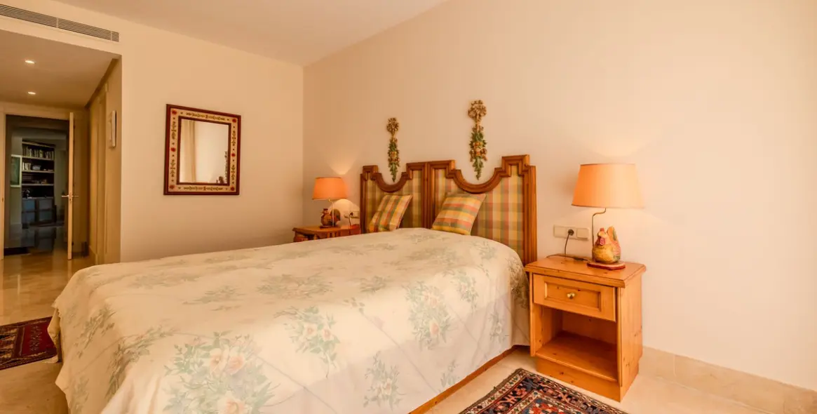 Sale of middle floor apartment in Río Real 42