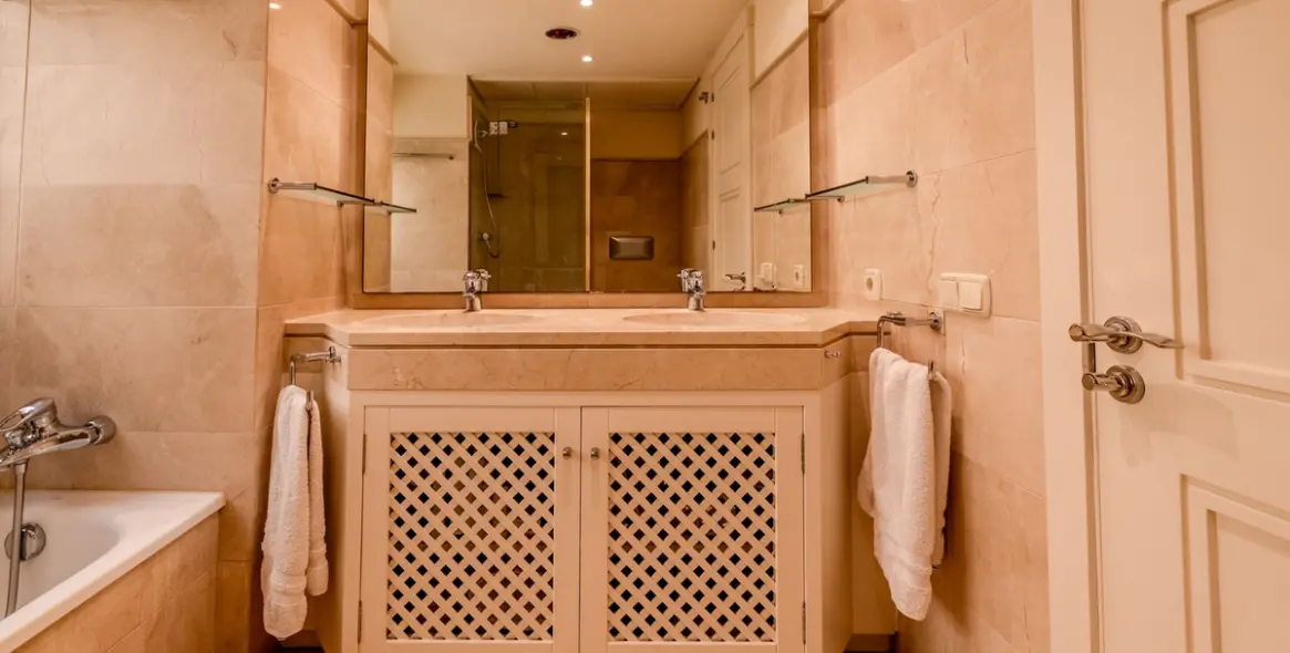 Sale of middle floor apartment in Río Real 43