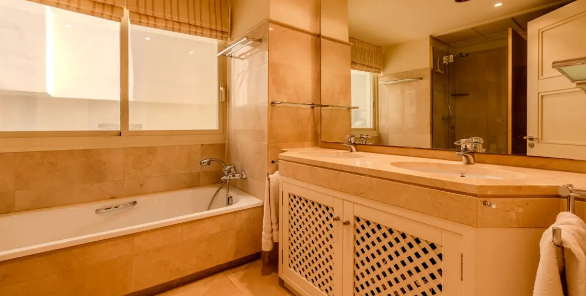 Sale of middle floor apartment in Río Real 45