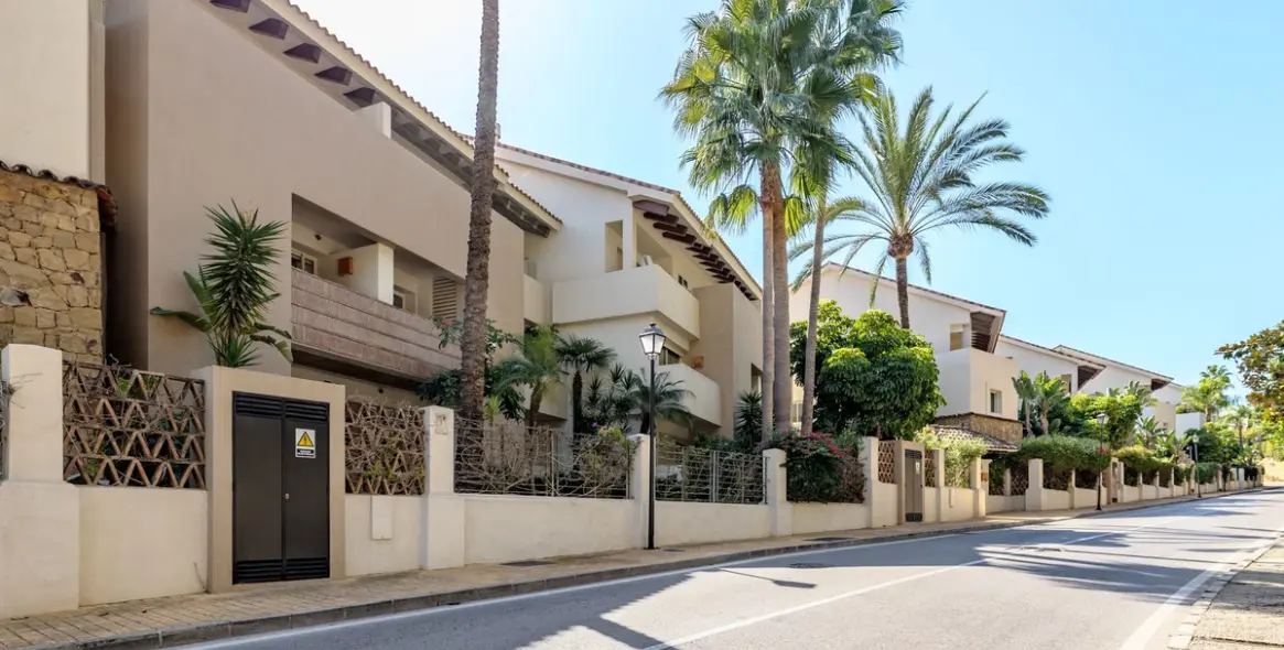 Sale of middle floor apartment in Río Real 49