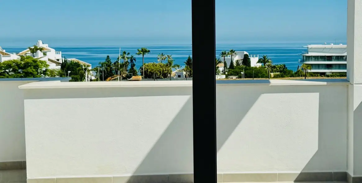 Sale of penthouse in Estepona 1