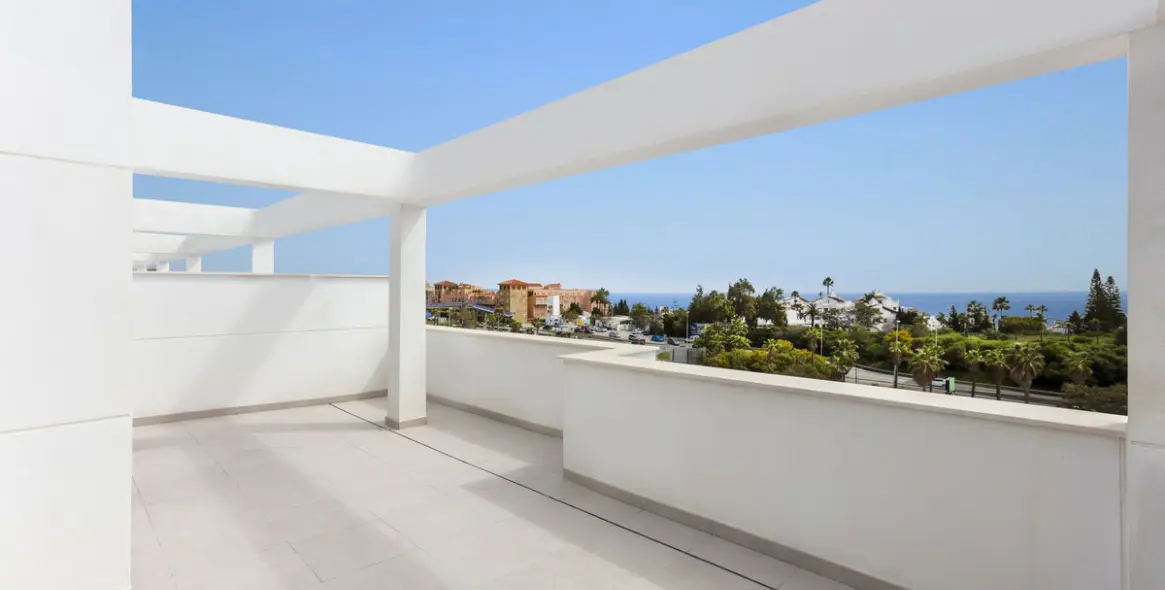 Sale of penthouse in Estepona 2