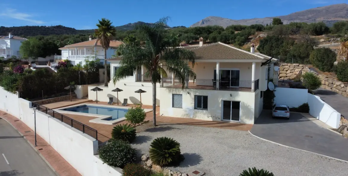 Venta de villa independiente en Periana 1