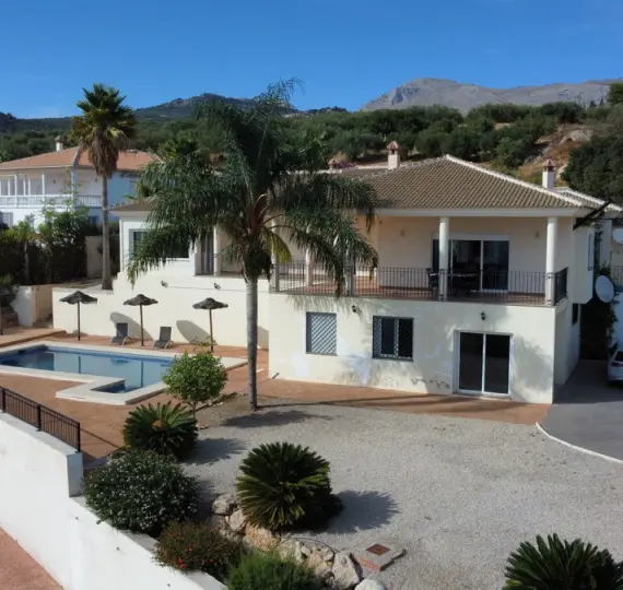 Продажа  отдельно стоящей виллы в Periana