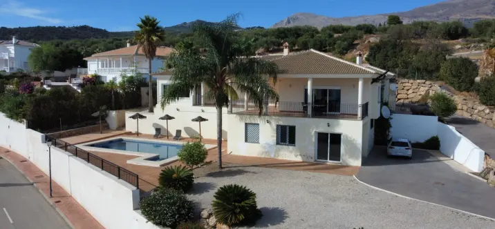 Продажа  отдельно стоящей виллы в Periana 0